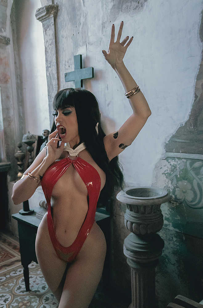 Vampirella #19 25 Copy Lorraine Cosplay Full Art Variant Edition